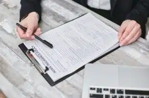 Εξειδικευμένος δικηγόρος συζητά για την αμοιβή εξωδικαστικού συμβιβασμού με πελάτη