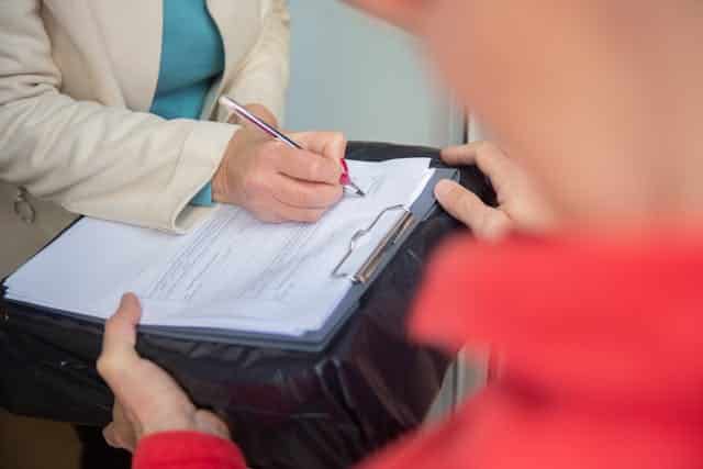 Έμπειρος δικηγόρος παρέχει νομική συμβουλή σε πελάτη στο γραφείο του