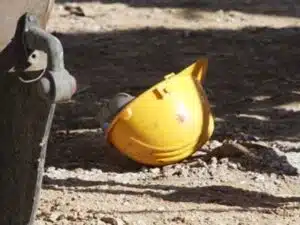 Κράνος ασφαλείας πεσμένο στο έδαφος μετά από εργατικό ατύχημα
