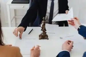 Εξειδικευμένος δικηγόρος για διαζύγιο στην Αθήνα σε προσωπική συνάντηση με πελάτη