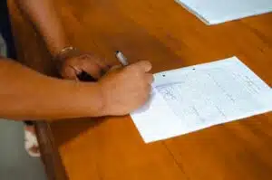 Εξειδικευμένος δικηγόρος συμβουλεύει πελάτη για κληρονομικά ζητήματα