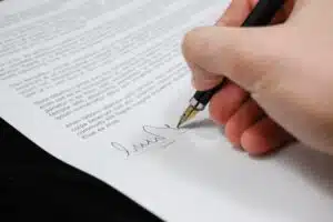 Εξειδικευμένοι εργατολόγοι συμβουλεύουν πελάτη για συντάξεις.