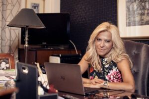 Γνωστοί δικηγόροι Αθήνα - Δικηγόρος Ευμορφία Μ. Ρήγα σε σύσκεψη με πελάτες