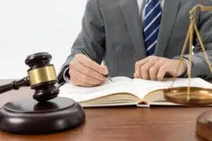 Αναγνώριση πατρότητας δικηγόρος παρέχει νομική καθοδήγηση σε γονείς και παιδιά