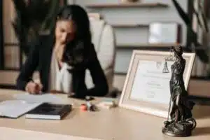 Δικηγόροι για άδεια παραμονής Αθήνα με εμπειρία αλλοδαπών και ελληνική ιθαγένεια