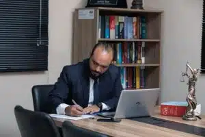 Δικηγόροι ενδοοικογενειακής βίας παρέχουν νομική υποστήριξη σε θύματα