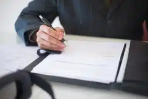 Εξειδικευμένοι δικηγόροι εξηγούν το κόστος αγωγής για συκοφαντική δυσφήμιση