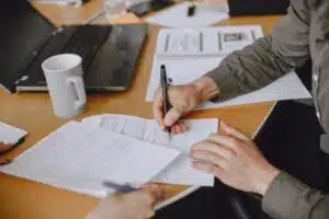 εξειδικευμένος δικηγόρος συμβουλεύει πελάτη για νομική υπόθεση