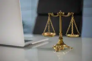 Αναβολή δίκης και αμοιβή δικηγόρου σε δικαστική αίθουσα